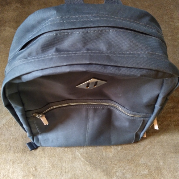 🆕GRAY BACKPACK - Picture 3 of 6